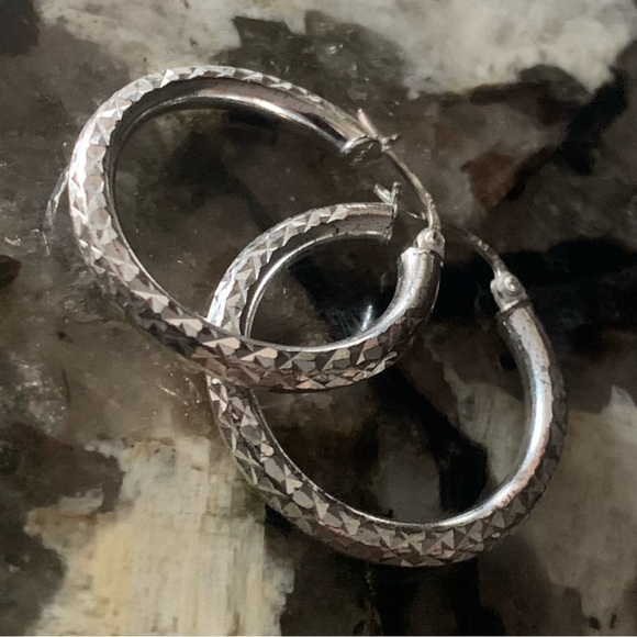 Thai Sterling Silver Diamond Cut Tube Hoop Earrings, Stamped 925 - Picture 4 of 10